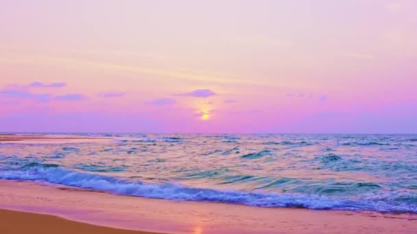 美しい空の夕日や海面上の日の出美しい波が砂の海岸に衝突し 驚くべき光の夕暮れの空の夕日 自然の風景の美しい光風景の背景 — ストック動画