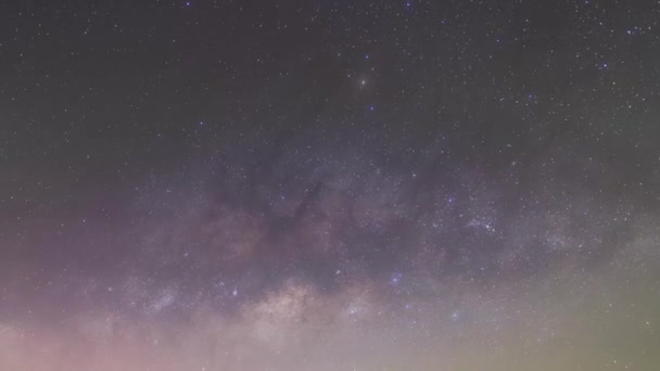 驚くべき自然時間の経過天の川銀河の星 夜から昼のタイムラプスは 夜空にパンガータイ 美しい自然で見られます 4Kカラフルな雲の空日の出風景背景 — ストック動画