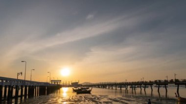 Dramatik kara bulutlar arkaplan, güzel 4K zaman atlaması muhteşem güneş doğuşu ya da gün batımı bulutları gökyüzü manzarası, doğanın şaşırtıcı ışığı bulutlar gökyüzü ve bulutların hareket etmesi, kara bulutlar zaman zaman çizelgesi