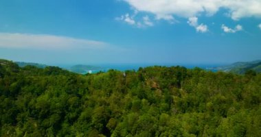 Nisan 2023 Patong Patong Şehri, Patong Körfezi Phuket Tayland, Güzel doğa arka planı, yaz günü deniz üzerinde yüksek kaliteli zaman bulutları.