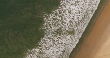 Karanlık okyanus yüzeyinin tepesinden aşağı hava manzarası İnanılmaz bir deniz arka planı