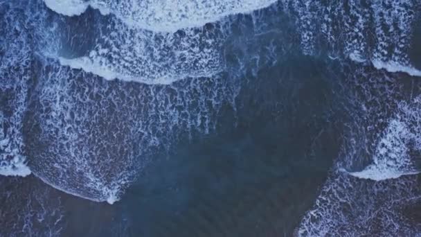 Пляжные Волны Берегу Моря Удивительные Волны Разбивающиеся Песчаный Берег Природа — стоковое видео