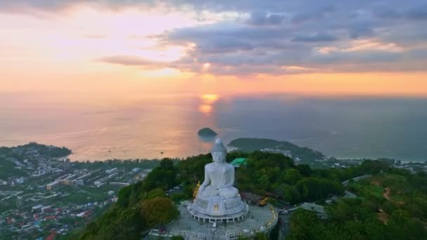 白色大理石大佛像寺 鸟瞰泰国普吉山顶上的大花蕾 海天的日落或日出 — 图库视频影像
