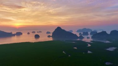 Güneşin doğuşunun havadan görünüşü, Tayland 'da sabah güneşiyle dağların doğuşu, doğanın inanılmaz manzarası, gökyüzünün aydınlığı, büyülü anda dramatik bulutlar.