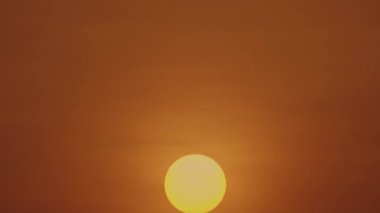 Şaşırtıcı güneş Güzel gün doğumu Zaman 'ın son sürat altın gökyüzü ve gün doğumunda bulutlar Güzel doğa manzarası arka plan, Güneş Zamanlaması