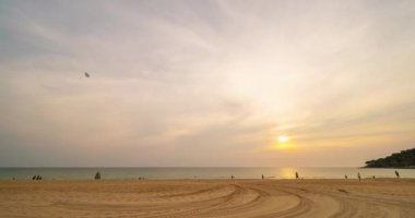 Dramatik kara bulutlar arkaplan, güzel 4K zaman atlaması muhteşem güneş doğuşu ya da gün batımı bulutları gökyüzü manzarası, doğanın şaşırtıcı ışığı bulutlar gökyüzü ve bulutların hareket etmesi, kara bulutlar zaman zaman çizelgesi