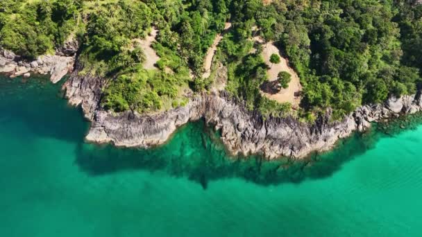 素晴らしい海岸の美しい海 美しいプーケット島の熱帯海の空中ビュータイ トップビューの海の背景 — ストック動画