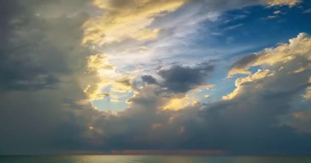 먹구름 광경이나 하늘을 배경으로 아름다운 시간의 구름의 놀라운 — 비디오
