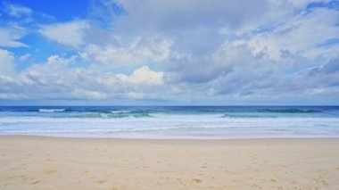 Phuket Tayland 'da güzel bir yaz plajı, kumlu sahilde deniz dalgaları, güneşli bir bahar zamanı, yaz manzarası