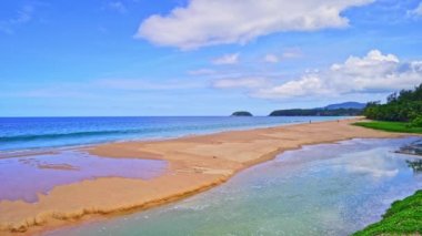 Phuket Tayland 'da güzel bir yaz plajı, kumlu sahilde deniz dalgaları, güneşli bir bahar zamanı, yaz manzarası.