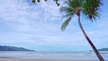 Phuket Tayland 'da güzel bir yaz plajı, kumlu sahilde deniz dalgaları, güneşli bir bahar zamanı, yaz manzarası.