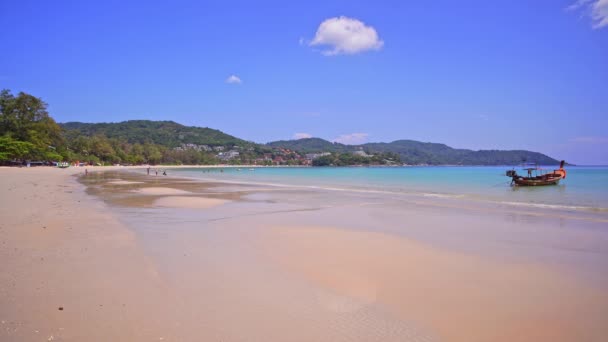Hermosa Playa Verano Phuket Tailandia Mar Rompiendo Olas Orilla Arenosa — Vídeos de Stock