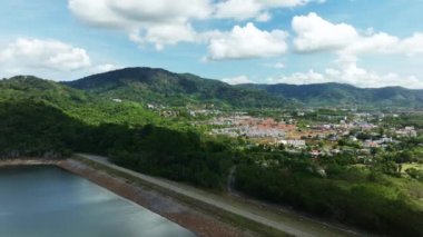Dağların üzerindeki inanılmaz gölge bulutların, dağların üzerinden akan bulutların, doğa çevre konseptinin, Timelapse gökyüzünün havadan görüntüsü.
