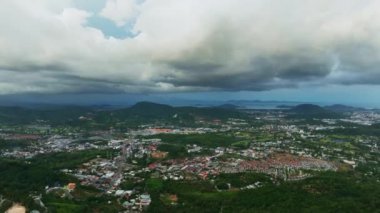 Şehrin üzerinde uçan hava manzarası Tayland 'ın Phuket şehrinde kara bulutlar dolaşıyor.