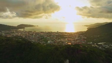 Hava manzaralı İHA Yüksek açılı görüntü, Patong şehrinin Phuket Tayland 'da yüksek önplanlı yüksek dağlı görüntüsü, güzel gün batımı veya deniz doğası arka planında gün doğumu gökyüzü, Timelapse gökyüzü
