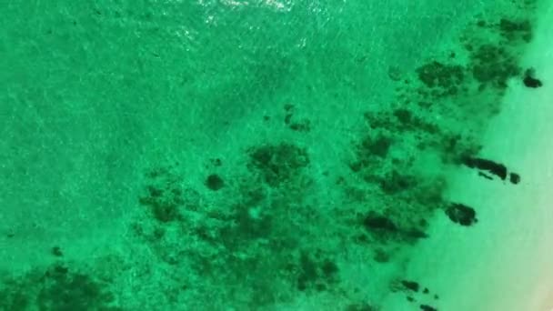 美しい海の夏の風景 波の海の水の表面高品質のビデオ鳥の目のビュー 広角レンズ ドローンビュー海の背景 — ストック動画