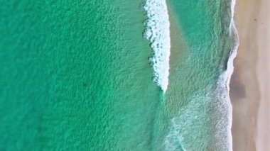 Güzel deniz yazı manzarası, dalgalar deniz suyu yüzeyi yüksek kaliteli video kuşunun görüş açısı, geniş açı lensi, drone manzaralı okyanus arka planı