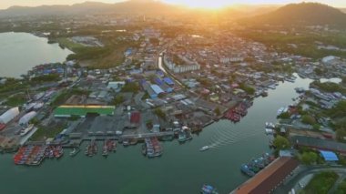 Muhteşem bir manzara yelkenli tekneler ve balıkçı tekneleri Phuket Tayland limanındaki diğer su araçları