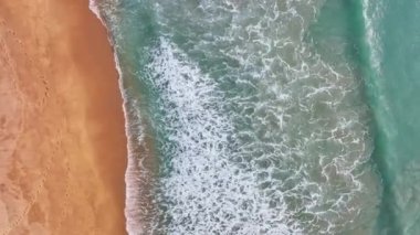 Güzel deniz yazı manzarası, dalgalar deniz suyu yüzeyi yüksek kaliteli video kuşunun görüş açısı, geniş açı lensi, drone manzaralı okyanus arka planı