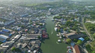 Muhteşem bir manzara yelkenli tekneler ve balıkçı tekneleri Phuket Tayland limanındaki diğer su araçları