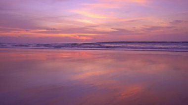 Dramatik deniz batımı ya da gün doğumu Yanan mor gökyüzü ve parlayan beyaz dalgalar kumlu sahile çarpıyor Deniz yüzeyindeki güzel ışık yansıması İnanılmaz manzara ya da deniz manzarası