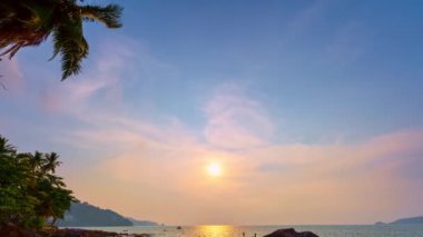 Dağın zirvesinde akşam gökyüzünde gün batımının zamanlaması güzel gün doğumu veya batımı doğa manzarası Tayland 'da inanılmaz video sinematik manzara