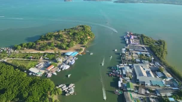 Удивительные Парусные Лодки Рыболовецкие Лодки Другие Суда Гавани Пхукете Таиланд — стоковое видео