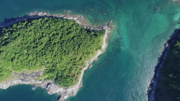 素晴らしい海岸の美しい海 美しいプーケット島の熱帯海の空中ビュータイ 高角度ビューの海の背景 — ストック動画