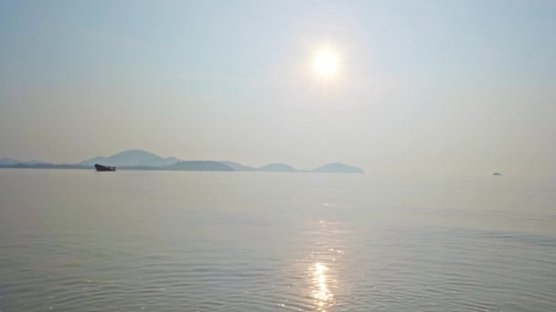 Güzel Bir Gün Batımı Deniz Yüzeyinde Gün Doğumu Kumlu Kıyıya — Stok video