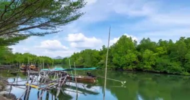 Güzel mavi gökyüzü sabah denizin üzerinde beyaz bulutlar Tayland uzun kuyruklu balıkçı tekneleri ve deniz sahillerinde seyahat botları. Phuket Tayland Seyahat ve Tur geçmişi için hızlandırılmış video