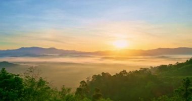 Dağın zirvesinde akşam gökyüzünde gün batımının zamanlaması güzel gün doğumu veya batımı doğa manzarası Tayland 'da inanılmaz video sinematik manzara