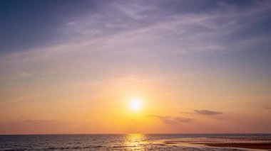 Dağın zirvesinde akşam gökyüzünde gün batımının zamanlaması güzel gün doğumu veya batımı doğa manzarası Tayland 'da inanılmaz video sinematik manzara