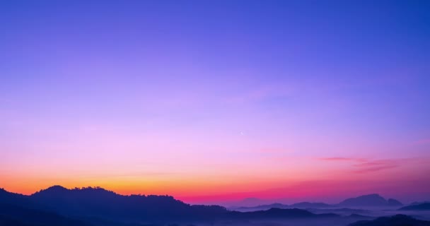 山の頂上上空の夜空に沈む夕日 美しい日の出や日没の自然風景 タイの素晴らしいビデオ映画の自然風景 — ストック動画