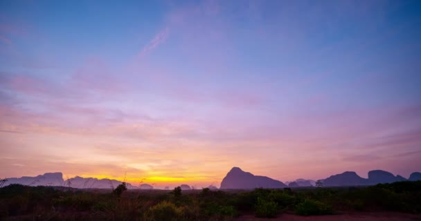 山の頂上上空の夜空に沈む夕日 美しい日の出や日没の自然風景 タイの素晴らしいビデオ映画の自然風景 — ストック動画