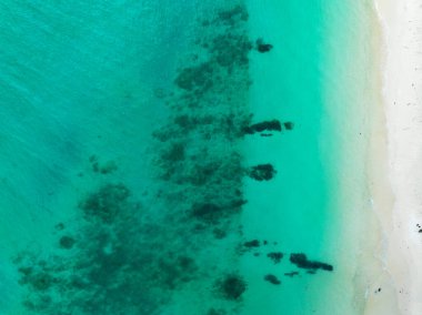 Renkli sahil dalgaları deniz yüzeyi dalgaları kumlu sahile vuran inanılmaz dalgalar güzel kumsal sahili doğa ve seyahat arka planı.