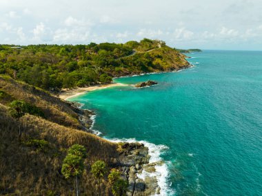Deniz çarpan dalgaların hava manzarası. Deniz kıyısı kayaları üzerinde beyaz köpüklü dalgalar. Rocky sahili dağ manzarası.