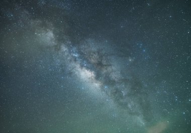 Samanyolu ve gece gökyüzünde yıldızlar