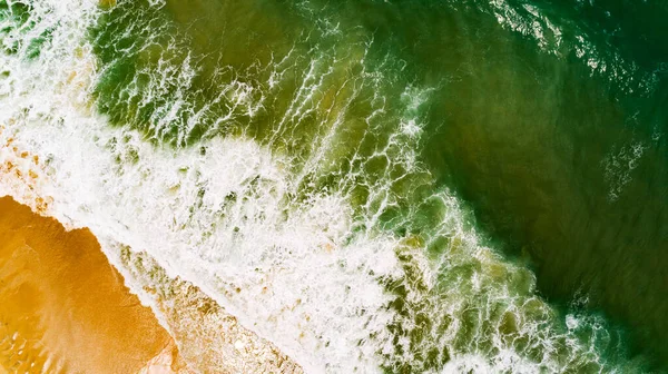 海面空の景色 鳥の目の景色波と水面の質感の写真 ビーチの背景にクラッシュする素晴らしい海の波 美しい自然景観海の背景 — ストック写真