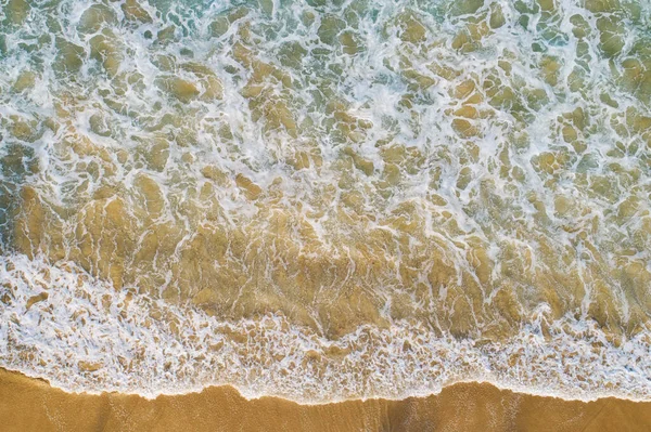 美しい海の夏の風景 波の海の水の表面 高品質の海のトップビュー 鳥の目のビューの海 海の波の背景 — ストック写真
