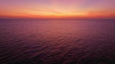 Su yüzeyinde güneş bulutlarının yansıması olan güzel gün batımı veya gün doğumu ışığı, deniz okyanusu arka planı, yüksek açılı görüntü Drone kamerası deniz batımı gökyüzü arkaplanı
