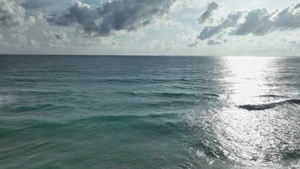 Niesamowita Plaża Morska Piankami Oceanicznymi Piękna Przyroda Krajobraz Morski Powierzchni — Wideo stockowe