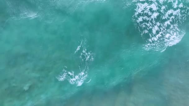 海の波の泡と素晴らしい海のビーチ 海面の美しい自然景観 コンセプトホリデー夏旅行先 — ストック動画