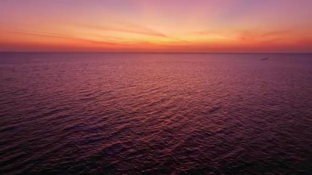 Schöner Sonnenuntergang Oder Sonnenaufgang Licht Über Dem Meer Mit Reflexion — Stockvideo