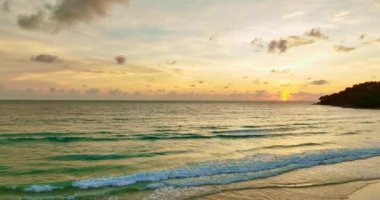 Su yüzeyinde güneş bulutlarının yansıması olan güzel gün batımı veya gün doğumu ışığı, deniz okyanusu arka planı, yüksek açılı görüntü Drone kamerası deniz batımı gökyüzü arkaplanı