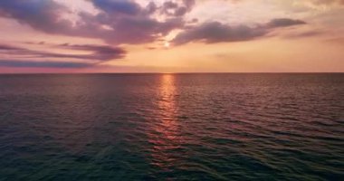 Su yüzeyinde güneş bulutlarının yansıması olan güzel gün batımı veya gün doğumu ışığı, deniz okyanusu arka planı, yüksek açılı görüntü Drone kamerası deniz batımı gökyüzü arkaplanı