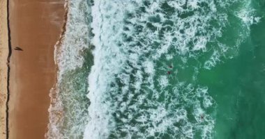 Güzel deniz yaz manzarası, dalgalar deniz suyu yüzeyi yüksek kaliteli video kuşbakışı görüntü, insansız hava aracı okyanus deniz sahili arka planı