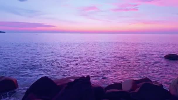 Gyönyörű Naplemente Vagy Napkelte Fény Tenger Felett Tükröződése Napfelhők Víz — Stock videók