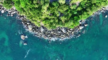 Muhteşem deniz kıyısı güzel deniz, güzel Phuket Adası Tayland 'daki tropikal okyanus manzarası, yüksek açılı deniz manzarası