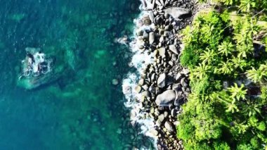 Muhteşem deniz kıyısı güzel deniz, güzel Phuket Adası Tayland 'daki tropikal okyanus manzarası, yüksek açılı deniz manzarası