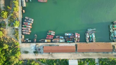 Limandaki balıkçı teknelerinin ve balık pazarındaki ahşap balıkçı teknelerinin manzarası Phuket Tayland